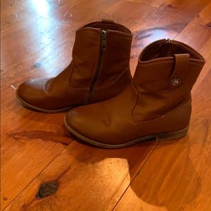 Frye Melissa Button short boot for girls. EUC.